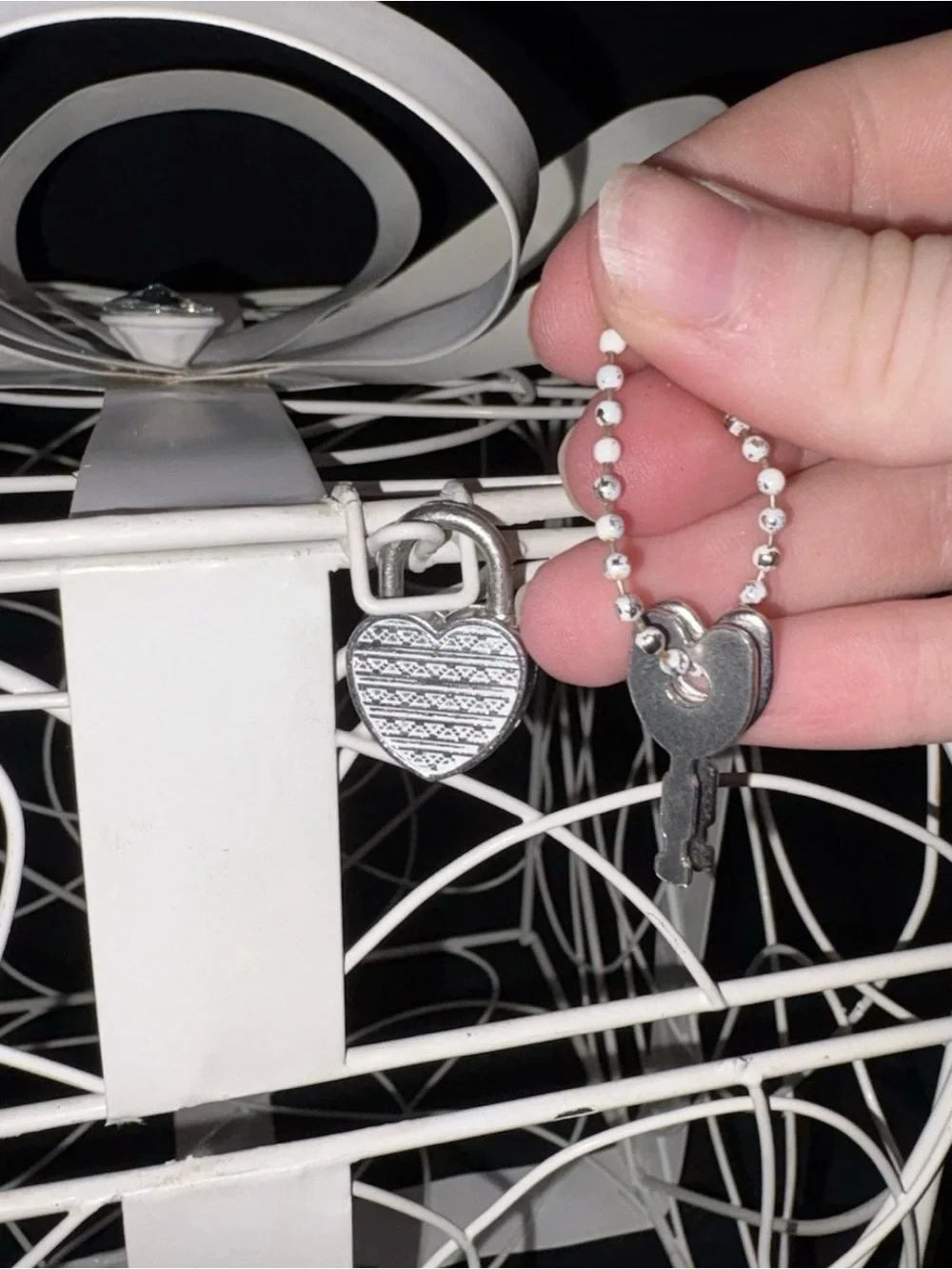 White Metal Wire Wedding Card Box Wishing Well with Lock & Keys